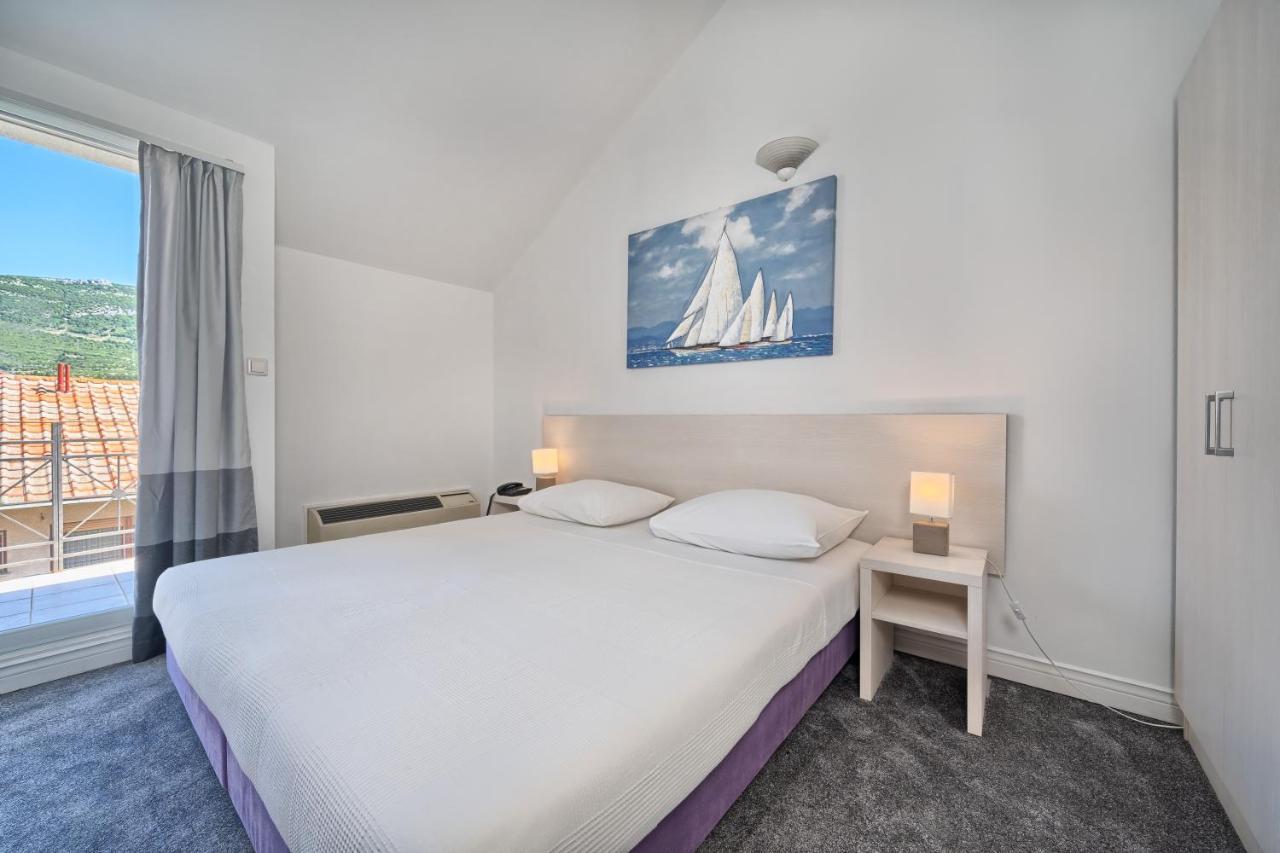 Hotel Aqua - Guest Rooms & Suites Kastela Dış mekan fotoğraf