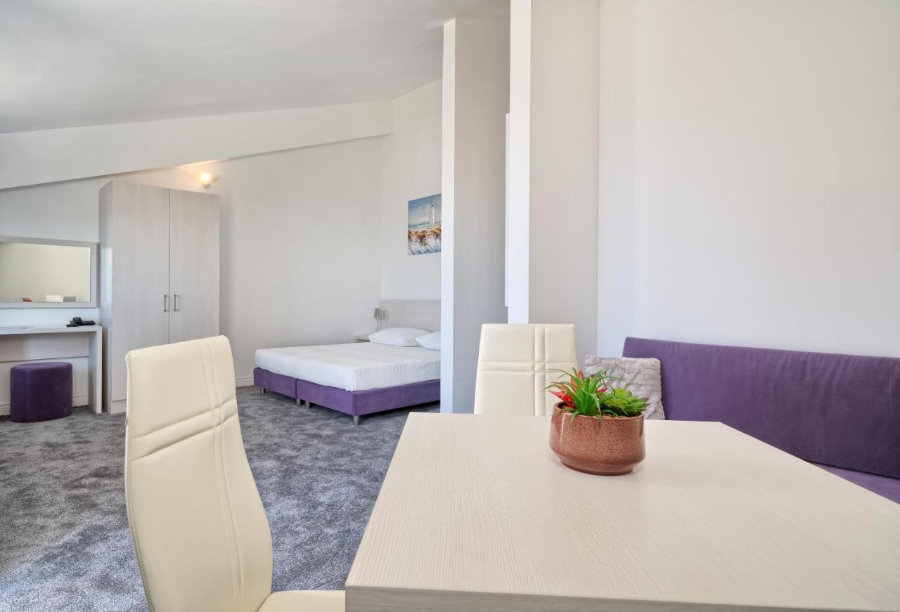 Hotel Aqua - Guest Rooms & Suites Kastela Dış mekan fotoğraf