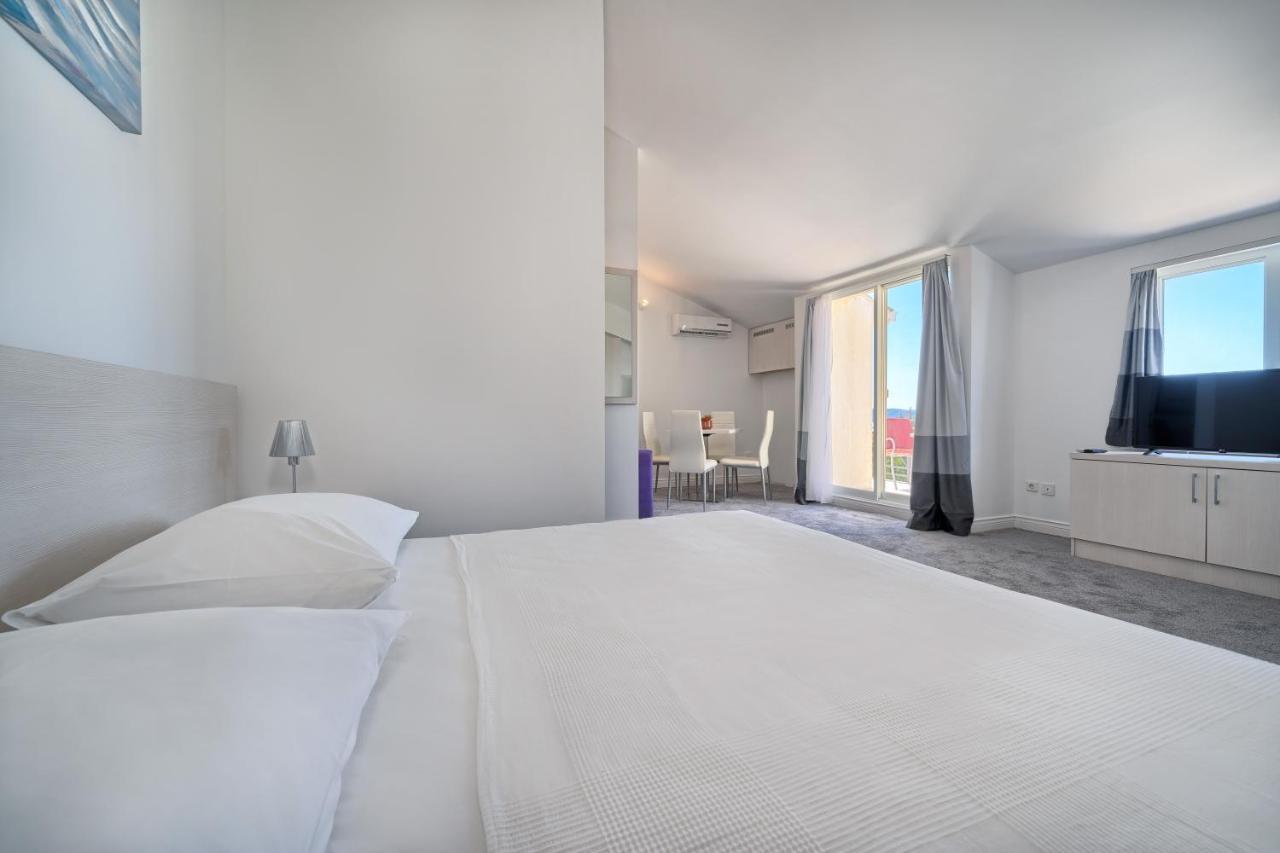Hotel Aqua - Guest Rooms & Suites Kastela Dış mekan fotoğraf