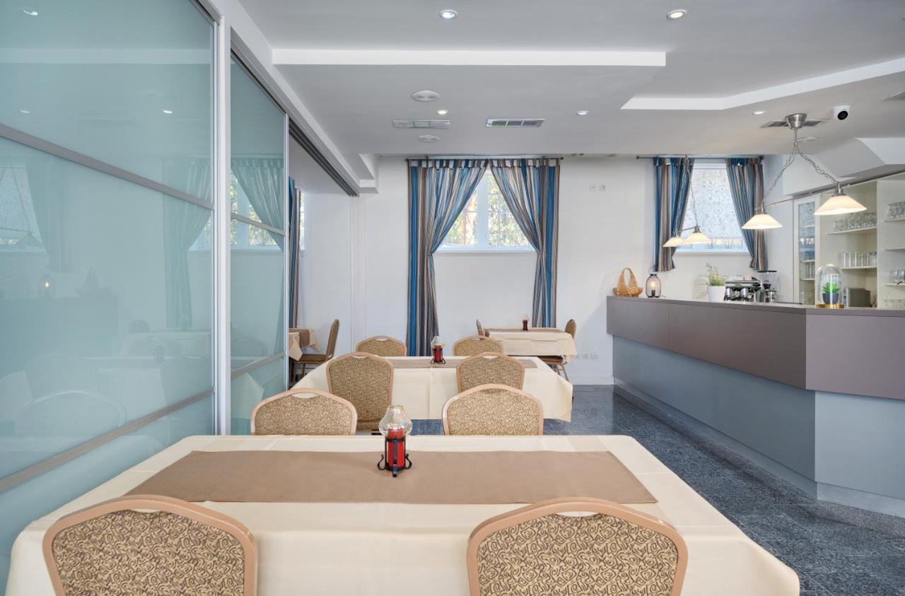 Hotel Aqua - Guest Rooms & Suites Kastela Dış mekan fotoğraf