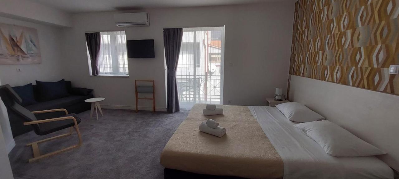 Hotel Aqua - Guest Rooms & Suites Kastela Dış mekan fotoğraf